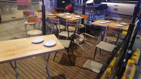 Encuentra a su novia con otro hombre en una pizzería y se lían a golpes