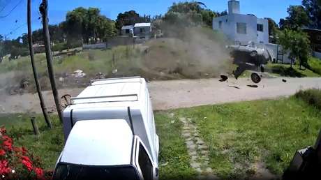Dos ladrones tienen un aparatoso accidente y otros se quedan con el botín (VIDEO)