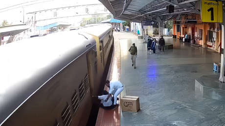 Salvan a un hombre segundos antes de ser arrastrado por un tren (VIDEO)