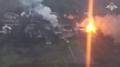 VIDEO: Tropas rusas muestran el 'calor infernal' del lanzallamas pesado contra fuerzas ucranianas