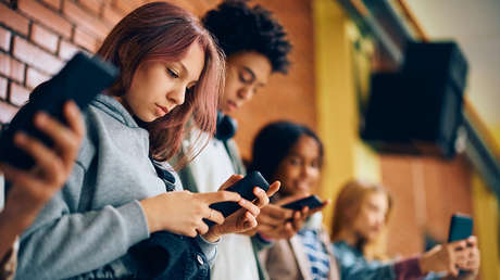 Las alarmantes consecuencias de desarrollo en niños por usar el teléfono de noche