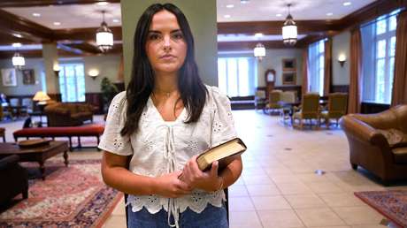 Ensayo sobre "dos géneros" basado en la Biblia acaba con la destitución de una profesora trans