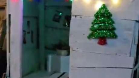 Creando magia navideña: decora con luces y adornos la casita de su perro (VIDEO)