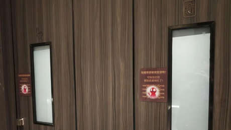 Fumar en un baño de China podría dejarlo expuesto gracias a un innovador vidrio (VIDEO)
