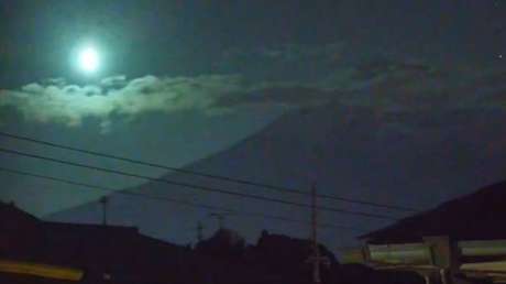 VIDEO: Extraña 'bola de fuego' surca los cielos de Japón