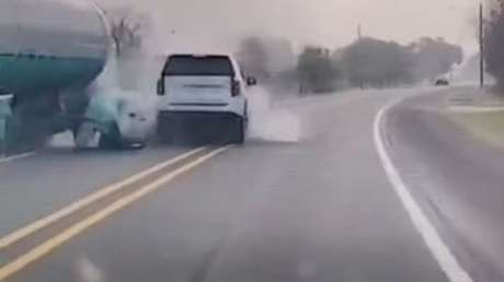 VIDEO: conductor soñoliento choca contra un camión de 18 ruedas en plena Navidad