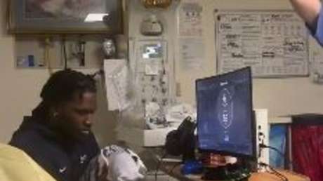 VIDEO: Un hombre se lleva una videoconsola al parto de su pareja