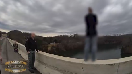 VIDEO: Policía evita que una mujer se lance de un puente el día después de Navidad