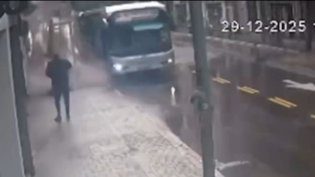 VIDEO: Balcón colapsa y cae sobre un hombre justo después que se baja de un autobús