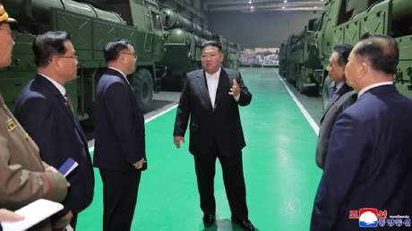 Kim Jong-un inspecciona la producción de un "sistema táctico operativo superpotente" (FOTOS)