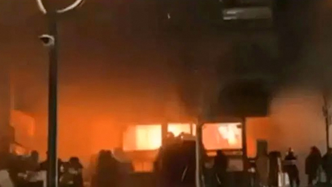 200 personas, una pequeña puerta y 