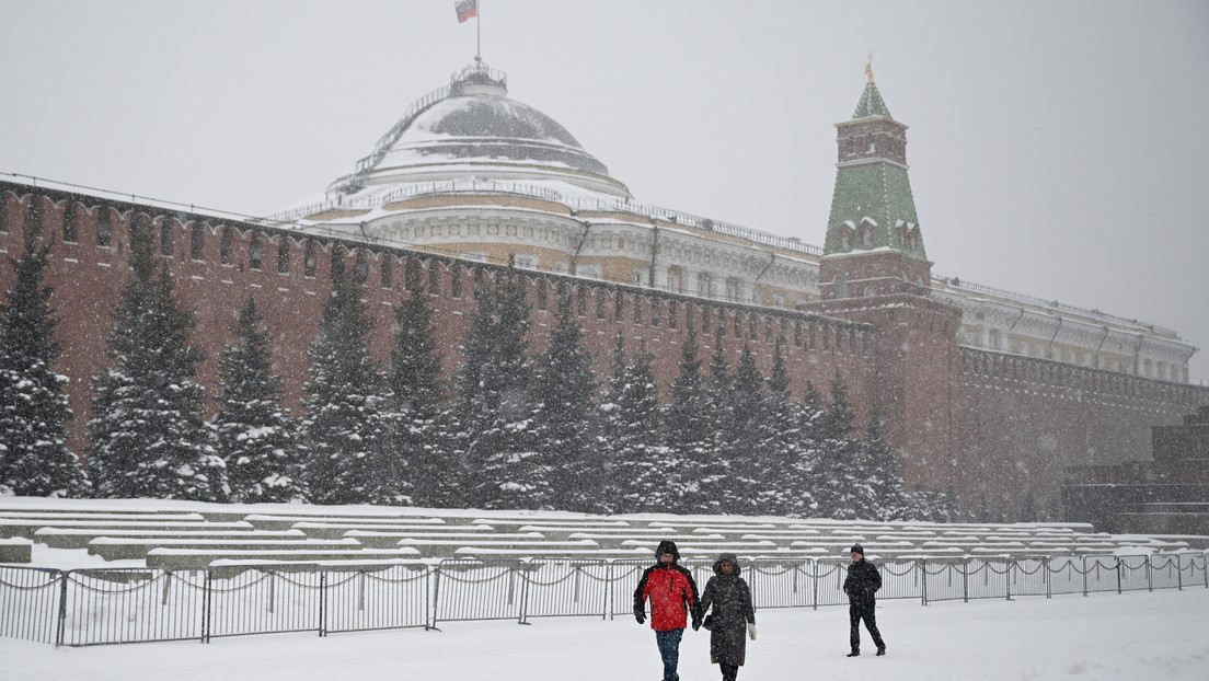 Moscú, presa de la nieve: enorme ventisca de magnitud récord paraliza la capital (VIDEOS)
