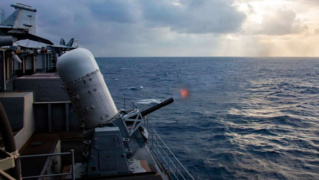 La Marina de EE.UU. entrena con fuego real en el mar de la China Meridional