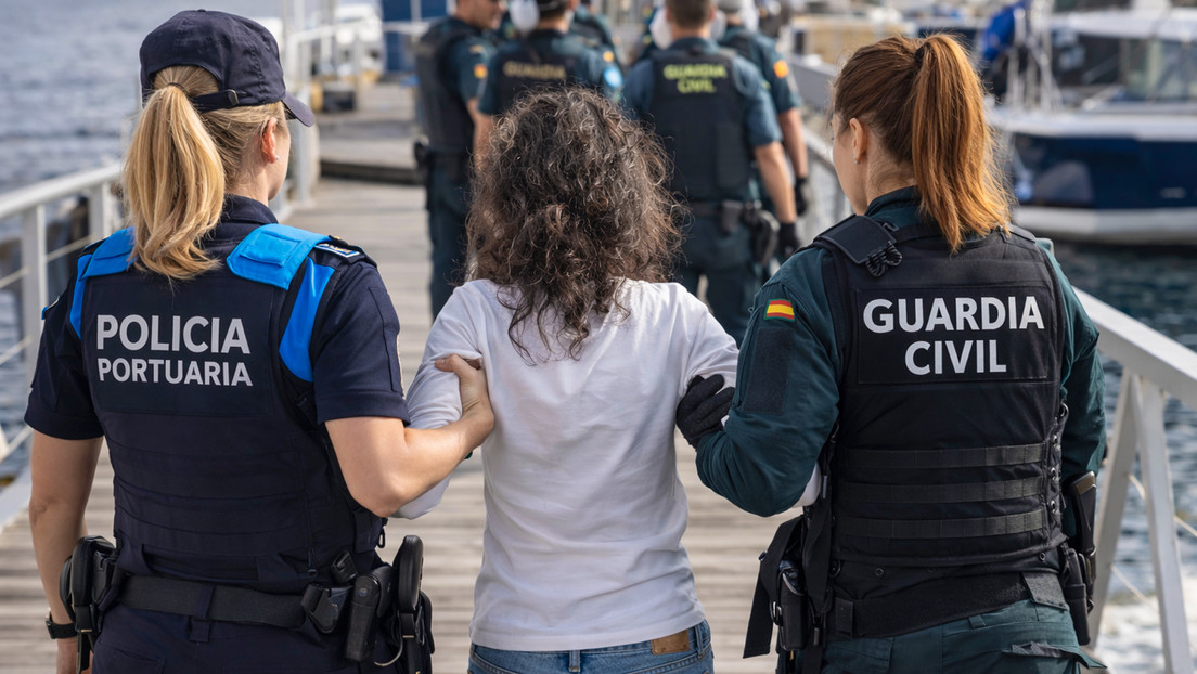 Desalojan por la fuerza a una mujer de 71 años en España que vivía en su propio velero