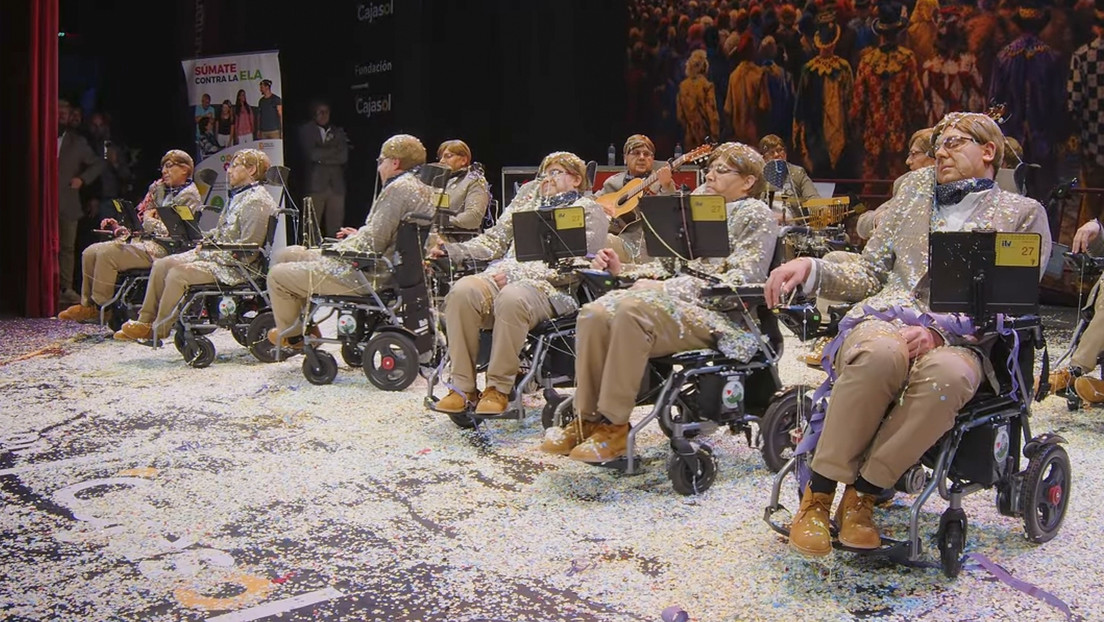 ¿Qué hacen 12 hombres disfrazados de Stephen Hawking en España? (VIDEO)