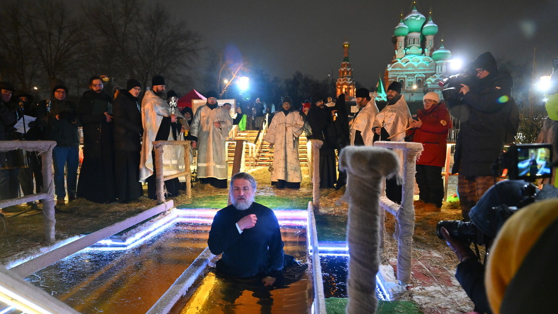 VIDEOS: Ortodoxos rusos se bañan en agua helada durante la Epifanía