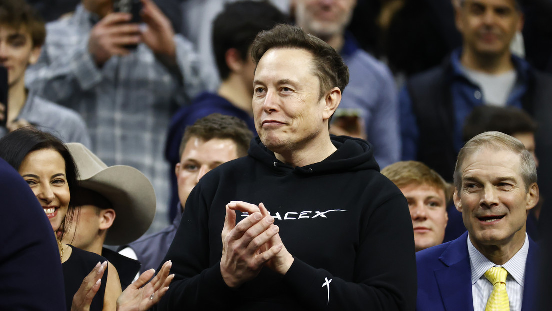 El insólito enfrentamiento de Musk con una aerolínea de bajo costo a la que amenaza con comprar