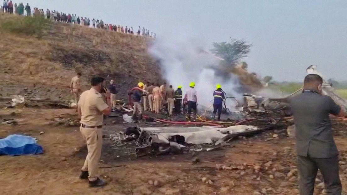 Se estrella un avión con un alto cargo indio a bordo matando a cinco personas (VIDEOS, FOTOS)