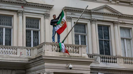 VIDEO: Manifestante arranca la bandera de la Embajada iraní en Londres y ondea el emblema monárquico