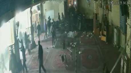 VIDEO: Momento en el que manifestantes irrumpen y destrozan una mezquita en Irán