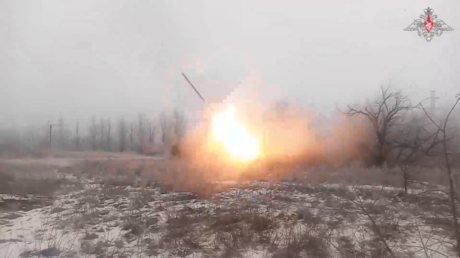 VIDEO: Fuego masivo del Uragán ruso arrasa posiciones ucranianas cerca de urbe estratégica