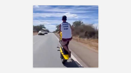 Intenta impresionar haciendo una acrobacia con su moto y termina así (VIDEO)