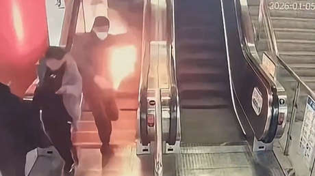 Pánico en el metro de Shanghái: batería externa se incendia en plena hora punta (VIDEO)