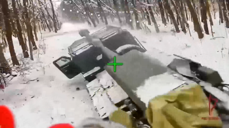 VIDEO: Drones rusos eliminan un obús autopropulsado de Kiev atascado en la nieve