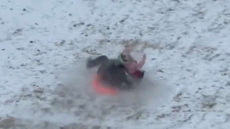 Policía en deslizador embiste a infante que jugaba sobre la nieve (VIDEO)