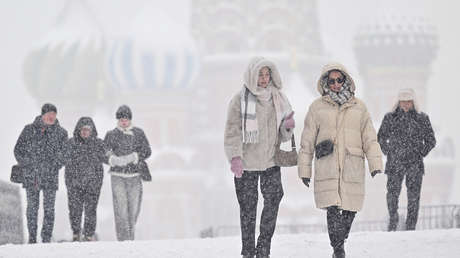 VIDEOS, FOTOS: Moscú lucha contra tormenta de nieve récord