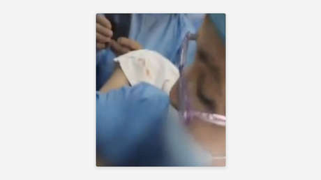 Personal médico protagoniza acalorada discusión con un recién nacido entre sus manos (VIDEO)