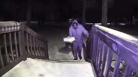 VIDEO: Hilarante intento de entregar una torta sobre escalera helada