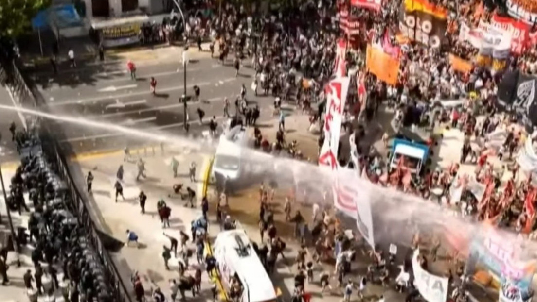 VIDEOS: Enfrentamiento entre manifestantes y la Policía frente al Congreso de Argentina