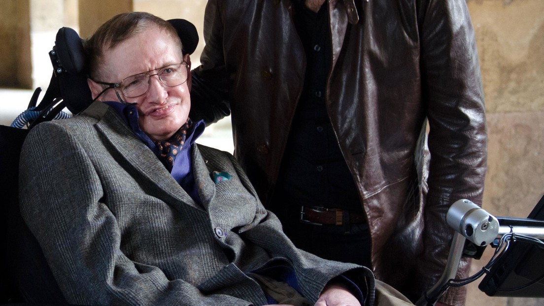 Familia de Stephen Hawking rompe el silencio sobre su foto con mujeres en bikini