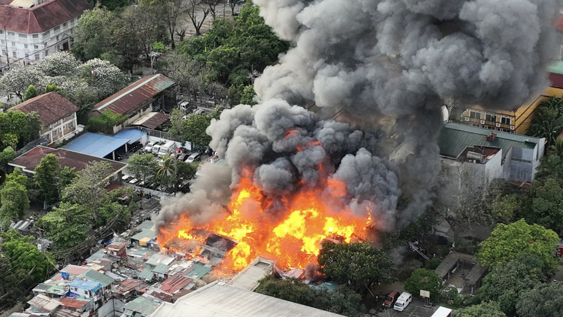 Hombre prende fuego a 300 casas tras 'pescar' a su esposa con otro (FOTOS, VIDEO)
