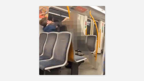 VIDEO: Pide a migrantes que bajen la música en el metro y el viaje termina en pesadilla