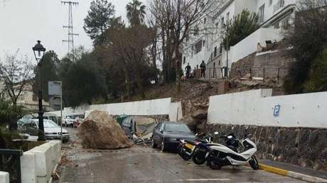 VIDEO: El impactante desprendimiento de una gigantesca roca arrasa una casa en España