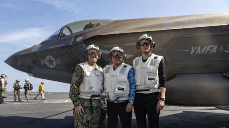 Witkoff y Kushner visitan el portaviones USS Abraham Lincoln en medio de tensiones con Irán (FOTOS)