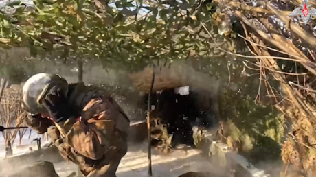 VIDEO: Artilleros rusos golpean un fortín ucraniano y logran exitoso asalto