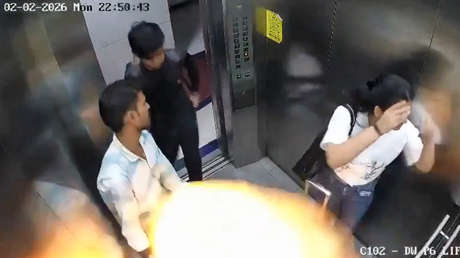 VIDEO: Aterrador incidente con globos de gas dentro de un ascensor con gente