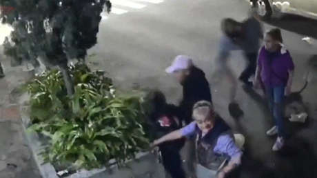 VIDEO: Familia ataca salvajemente a un hombre en plena vía pública en México