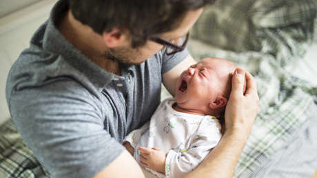 Hombre abandona a su hija recién nacida porque lloraba mucho y recibe una lección