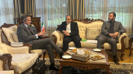 El canciller iraní se reúne con el jefe del OIEA en Ginebra