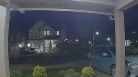 Impresionante momento a lo 'Harry Potter': una camioneta sale volando y destruye una casa (VIDEO)