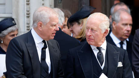 El rey británico Carlos III se pronuncia tras la detención del expríncipe Andrés