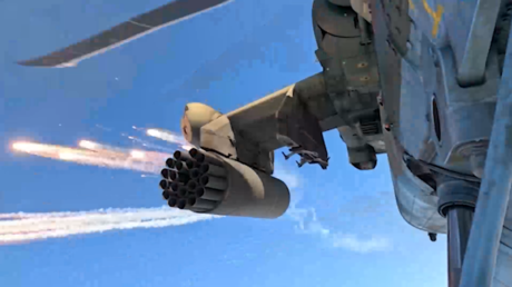 Cohetes y bengalas térmicas: un Mi-28 ruso entra en acción en una misión de combate (VIDEO)