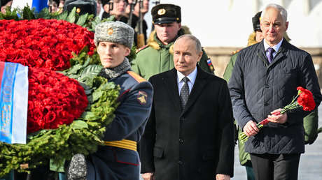 VIDEO: Putin deposita flores en la Tumba del Soldado Desconocido en el Día del Defensor de la Patria