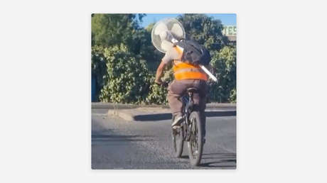 VIDEO: Ciclista lleva ventilador en mochila para refrescarse