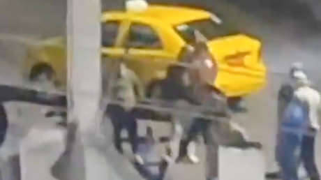 VIDEO FUERTE: Taxistas linchan a presuntos ladrones y le prenden fuego a uno