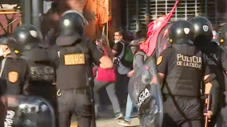 VIDEO: Policía dispara balas de goma a manifestantes contra la reforma laboral en Argentina